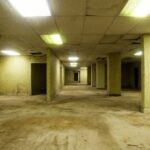 Cuartos vacíos con paredes amarillas y luz fluorescente, al estilo de los Backrooms