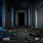 Pasillo oscuro con juguetes en el suelo y una televisión encendida, con estética de cinta VHS